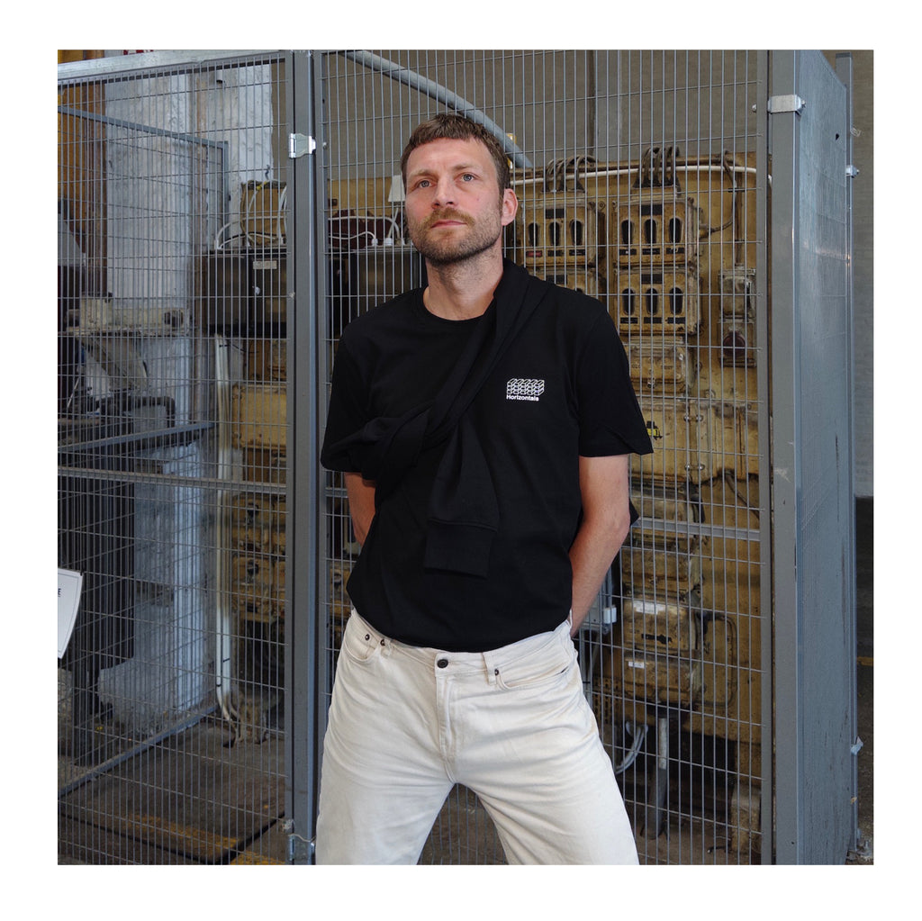 Sort T-shirt i Økologisk Bomuld | Stilren | Dame og Herre