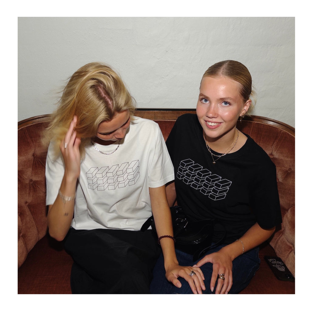 Sort T-shirt i Økologisk Bomuld | Minimalistisk | Dame og Herre